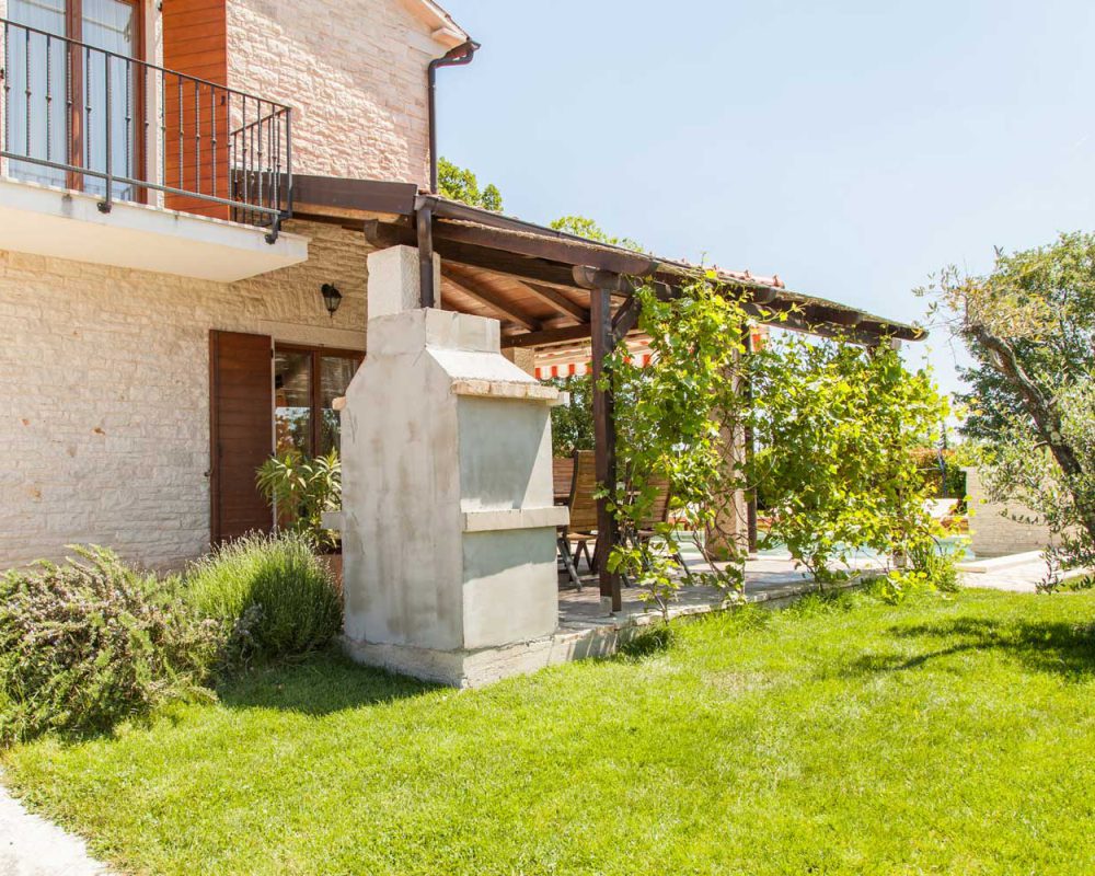 Das Ferienhaus Villa Alma auf der Halbinsel Istrien besitzt einen offenen Grillkamin im Außenbereich.